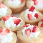 Mini tarts with cheesecake filling and strawberries