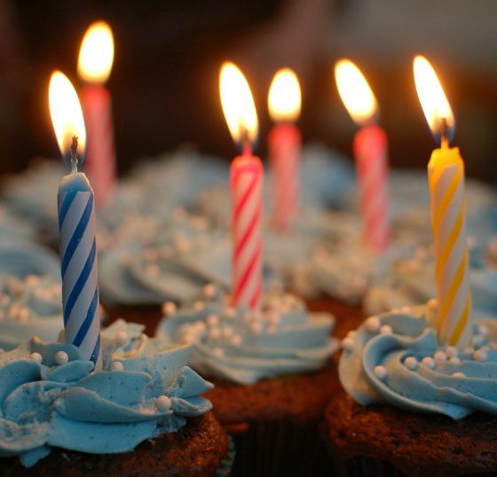 cupcakes with birthday candles for birthday freebies