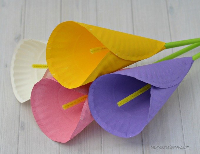 Paper plate calla lilies