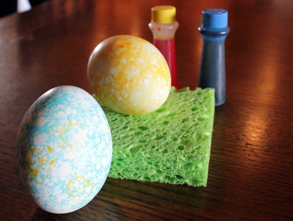 Coloring Easter eggs with a sponge and stamps