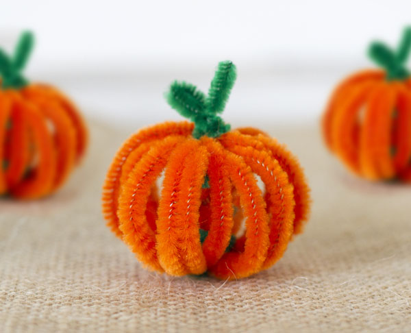 Mini pipe cleaner pumpkins