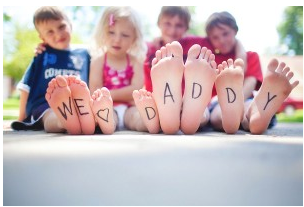 We heart daddy written on kids feet