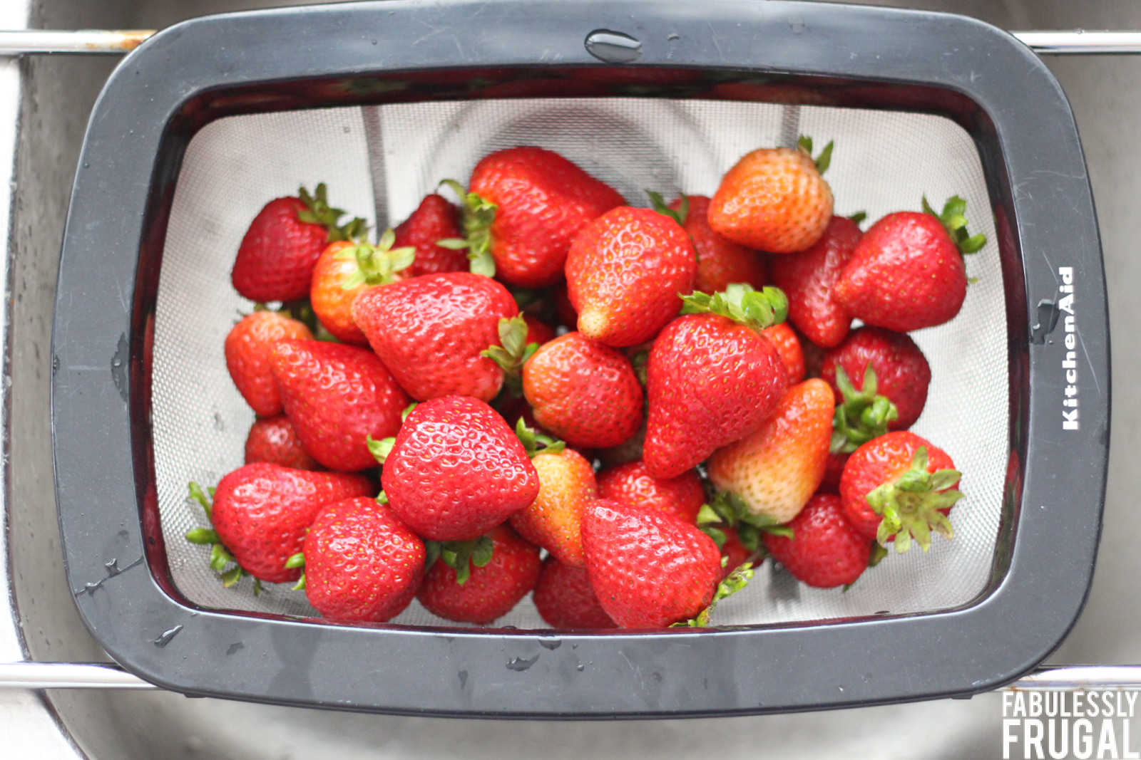 strawberries in vinegar water