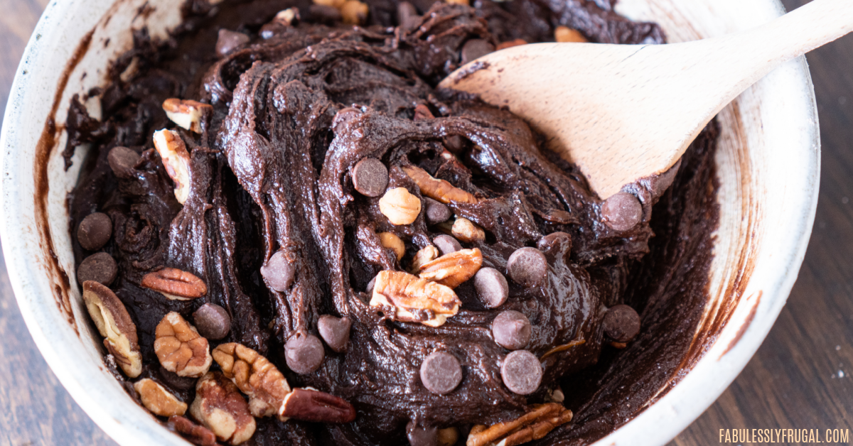 You only need 7 ingredients and 10 minutes to make these delicious turtle brownie cookies!