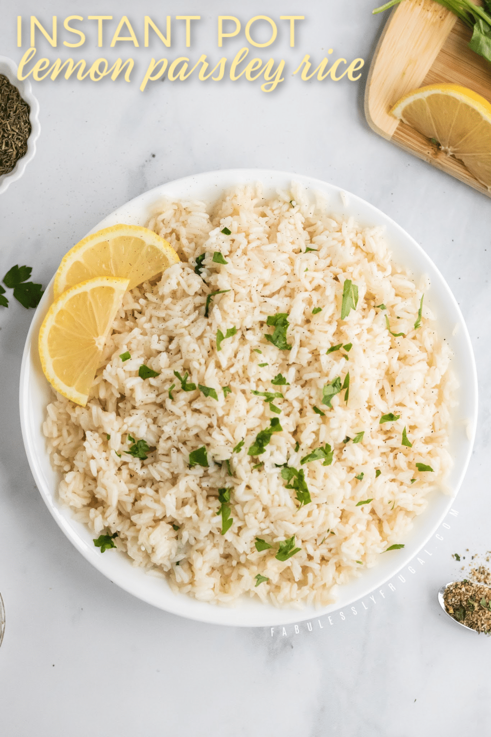 Parsley rice served with fresh lemon slices 