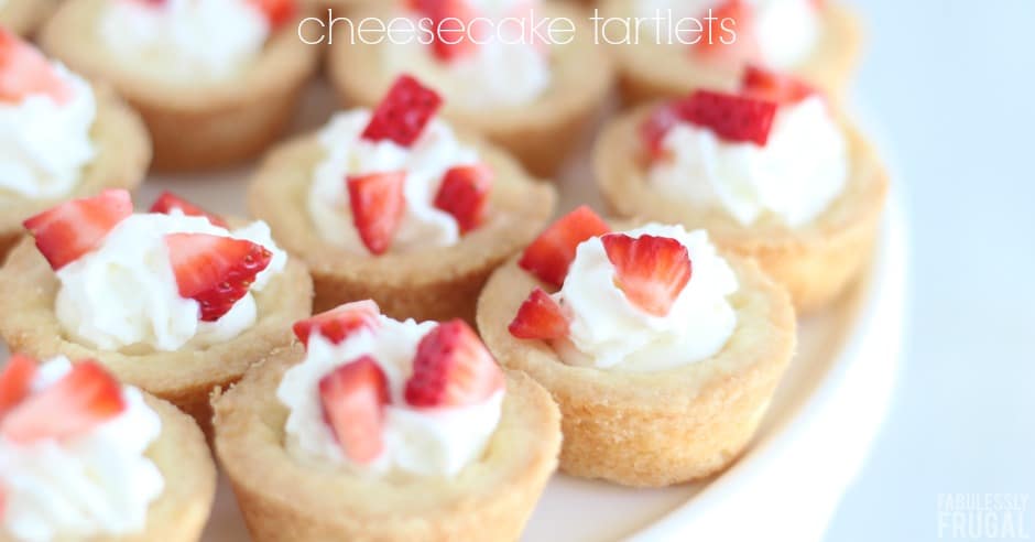Mini tarts with cheesecake filling and strawberries
