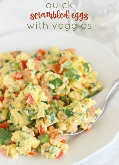 healthy and fast scrambled eggs with veggies
