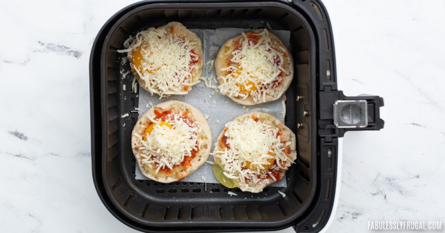 Mini Breakfast Pizzas Recipe - Fabulessly Frugal